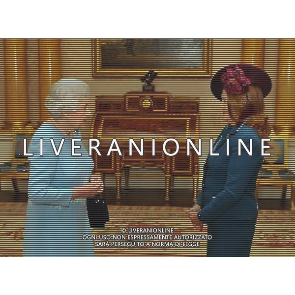 Queen Elizabeth II speaks with Argentine Ambassador Alicia Amalia Castro, after she presented her credentials during a private audience at Buckingham Palace in central London. ©photoshot/AGENZIA ALDO LIVERANI SAS - ITALY ONLY - REALI INGLESI: La Regina Elisabetta II d\'inghilterra nel corso di una udienza privata a Buckingham Palace nel centro di Londra. 