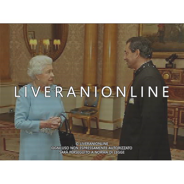 Queen Elizabeth II talks with the High Commissioner of India Dr Jaimini Bhagwati, after he presented his credentials, during a private audience at Buckingham Palace in central London. ©photoshot/AGENZIA ALDO LIVERANI SAS - ITALY ONLY - REALI INGLESI: La Regina Elisabetta II d\'inghilterra nel corso di una udienza privata a Buckingham Palace nel centro di Londra. 