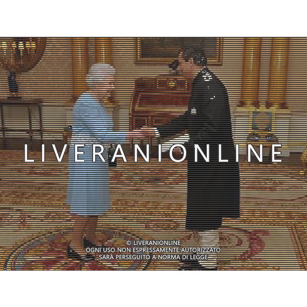 Queen Elizabeth II shakes hands with the High Commissioner of India Dr Jaimini Bhagwati, before he presents his credentials during a private audience at Buckingham Palace in central London. ©photoshot/AGENZIA ALDO LIVERANI SAS - ITALY ONLY - REALI INGLESI: La Regina Elisabetta II d\'inghilterra nel corso di una udienza privata a Buckingham Palace nel centro di Londra. 