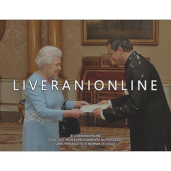 The High Commissioner of India Dr Jaimini Bhagwati presents his credentials to Queen Elizabeth II during a private audience at Buckingham Palace in central London. ©photoshot/AGENZIA ALDO LIVERANI SAS - ITALY ONLY - REALI INGLESI: La Regina Elisabetta II d\'inghilterra nel corso di una udienza privata a Buckingham Palace nel centro di Londra. 