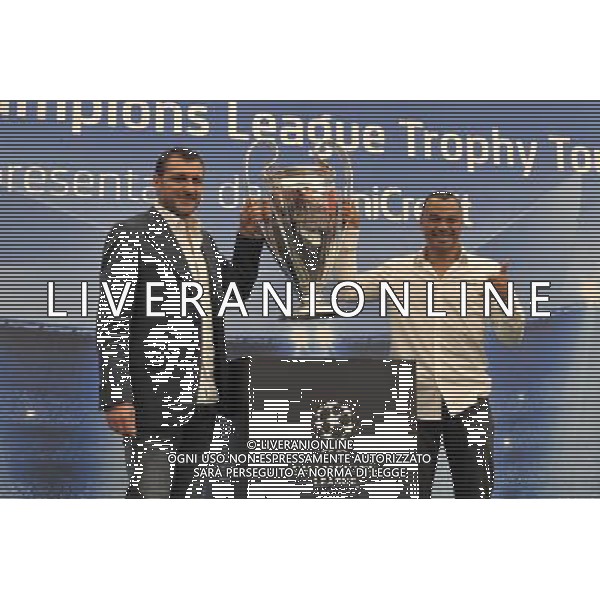 La \'Coppa dalle grandi orecchie\' a piazza del Popolo ospita la nona e ultima tappa della \'Champions League Trophy Tour 2012\' - Roma, 19 ottobre 2012 nella foto christian vieri e Cafu\' ©Corradetti/AGENZIA ALDO LIVERANI SAS 
