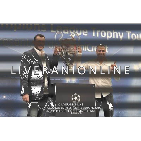 La \'Coppa dalle grandi orecchie\' a piazza del Popolo ospita la nona e ultima tappa della \'Champions League Trophy Tour 2012\' - Roma, 19 ottobre 2012 nella foto christian vieri e Cafu\' ©Corradetti/AGENZIA ALDO LIVERANI SAS 