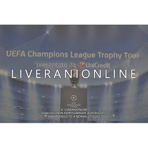 La \'Coppa dalle grandi orecchie\' a piazza del Popolo ospita la nona e ultima tappa della \'Champions League Trophy Tour 2012\' - Roma, 19 ottobre 2012 ©Corradetti/AGENZIA ALDO LIVERANI SAS 