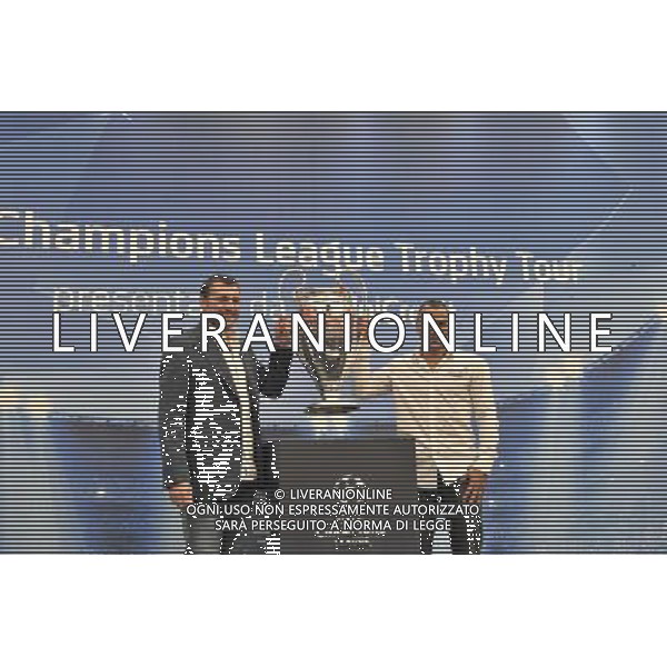 La \'Coppa dalle grandi orecchie\' a piazza del Popolo ospita la nona e ultima tappa della \'Champions League Trophy Tour 2012\' - Roma, 19 ottobre 2012 nella foto christian vieri e Cafu\' ©Corradetti/AGENZIA ALDO LIVERANI SAS 