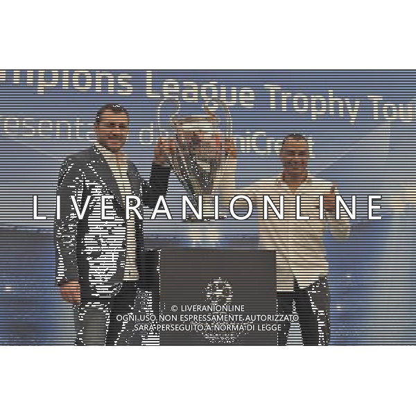 La \'Coppa dalle grandi orecchie\' a piazza del Popolo ospita la nona e ultima tappa della \'Champions League Trophy Tour 2012\' - Roma, 19 ottobre 2012 nella foto christian vieri e Cafu\' ©Corradetti/AGENZIA ALDO LIVERANI SAS 