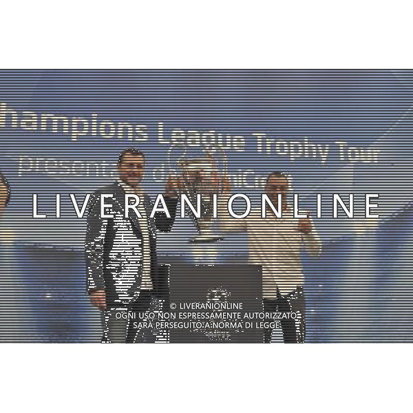 La \'Coppa dalle grandi orecchie\' a piazza del Popolo ospita la nona e ultima tappa della \'Champions League Trophy Tour 2012\' - Roma, 19 ottobre 2012 nella foto christian vieri e Cafu\' ©Corradetti/AGENZIA ALDO LIVERANI SAS 
