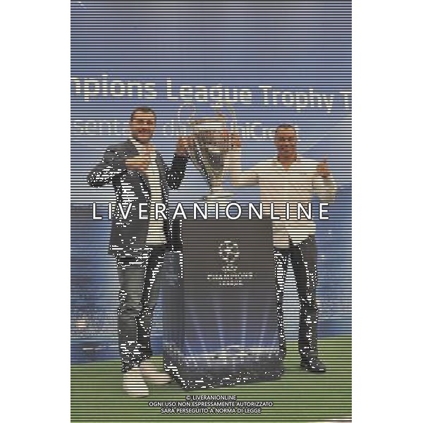 La \'Coppa dalle grandi orecchie\' a piazza del Popolo ospita la nona e ultima tappa della \'Champions League Trophy Tour 2012\' - Roma, 19 ottobre 2012 nella foto christian vieri e Cafu\' ©Corradetti/AGENZIA ALDO LIVERANI SAS 