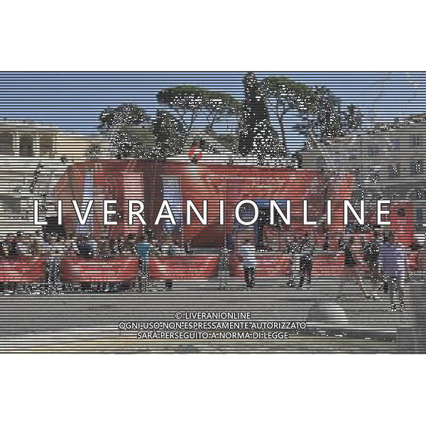 La \'Coppa dalle grandi orecchie\' a piazza del Popolo ospita la nona e ultima tappa della \'Champions League Trophy Tour 2012\' - Roma, 19 ottobre 2012 ©Corradetti/AGENZIA ALDO LIVERANI SAS 