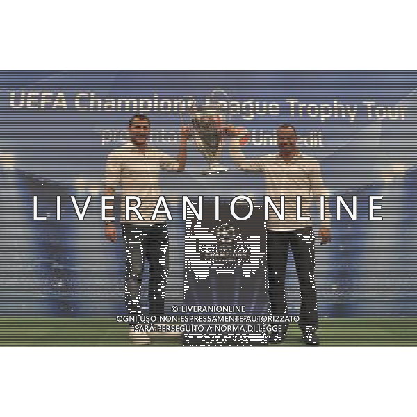 La \'Coppa dalle grandi orecchie\' a piazza del Popolo ospita la nona e ultima tappa della \'Champions League Trophy Tour 2012\' - Roma, 19 ottobre 2012 nella foto christian vieri e Cafu\' ©Corradetti/AGENZIA ALDO LIVERANI SAS 