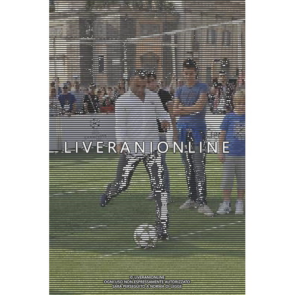 La \'Coppa dalle grandi orecchie\' a piazza del Popolo ospita la nona e ultima tappa della \'Champions League Trophy Tour 2012\' - Roma, 19 ottobre 2012 nella foto Cafu\' ©Corradetti/AGENZIA ALDO LIVERANI SAS 