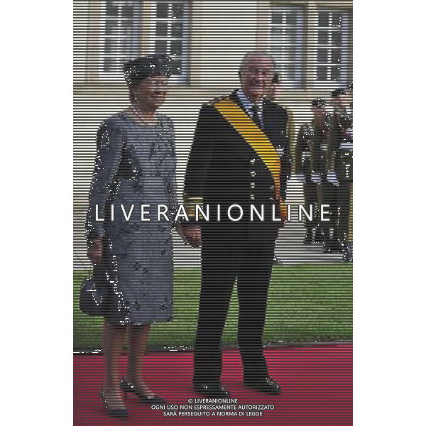 (121020) -- LUXEMBOURG, Oct. 20, 2012 () -- Belgium\'s King Albert II and Queen Paola arrive at the Notre-Dame Cathedral to attend the religious wedding service of Crown Prince Guillaume of Luxembourg and Belgian Countess Stephanie de Lannoy, in Luxembourg, Oct. 20, 2012. (/Ye Pingfan) ©photoshot/Agenzia Aldo Liverani Sas - ITALY ONLY - Matrimonio religioso tra il Granduca erede al trono di Lussemburgo Guillaume e la contessa Belga Stephanie de Lannoy nella Cattedrale di Nostra Signora di Lussemburgo 20 ottobre 2012.