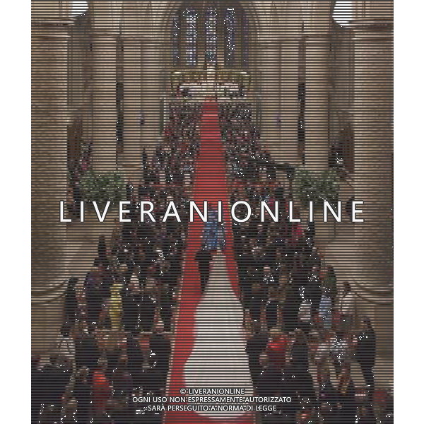 (121020) -- LUXEMBOURG, Oct. 20, 2012 () -- Luxembourg\'s Princess Stephanie walks into the Cathedral of Our Lady of Luxembourg during her religious wedding with the Hereditary Grand Duke Guillaume Oct. 20, 2012. (/Grand-Ducal Court of Luxembourg) (bxq) ©photoshot/Agenzia Aldo Liverani Sas - ITALY ONLY - Matrimonio religioso tra il Granduca erede al trono di Lussemburgo Guillaume e la contessa Belga Stephanie de Lannoy nella Cattedrale di Nostra Signora di Lussemburgo 20 ottobre 2012.