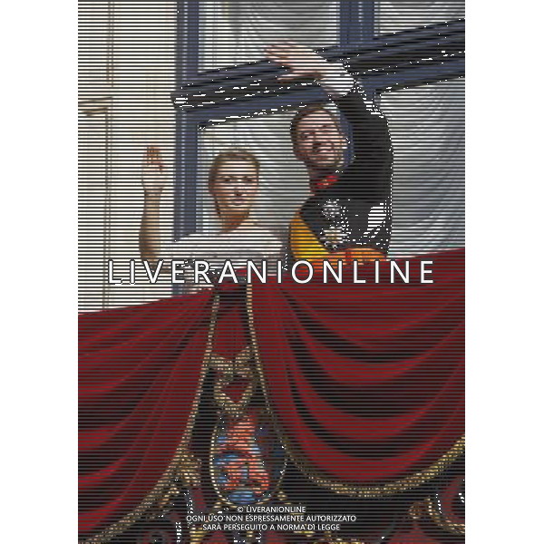 (121020) -- LUXEMBOURG, Oct. 20, 2012 () -- Luxembourg\'s Hereditary Grand Duke Guillaume and his wife Princess Stephanie wave on the balcony of the Grand-Ducal Palace after their religious wedding in Luxembourg Oct. 20, 2012. (/Zhou Lei) ©photoshot/Agenzia Aldo Liverani Sas - ITALY ONLY - Matrimonio religioso tra il Granduca erede al trono di Lussemburgo Guillaume e la contessa Belga Stephanie de Lannoy nella Cattedrale di Nostra Signora di Lussemburgo 20 ottobre 2012.