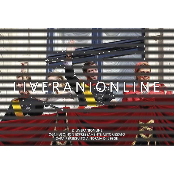 (121020) -- LUXEMBOURG, Oct. 20, 2012 () -- Flanked by his parents Grand Duke Henri (1st L), Grand Duchess Maria Teresa (1st R), Luxembourg\'s Hereditary Grand Duke Guillaume (2nd R) and his wife Princess Stephanie wave on the balcony of the Grand-Ducal Palace after their religious wedding in Luxembourg Oct. 20, 2012. (/Zhou Lei) ©photoshot/Agenzia Aldo Liverani Sas - ITALY ONLY - Matrimonio religioso tra il Granduca erede al trono di Lussemburgo Guillaume e la contessa Belga Stephanie de Lannoy nella Cattedrale di Nostra Signora di Lussemburgo 20 ottobre 2012.