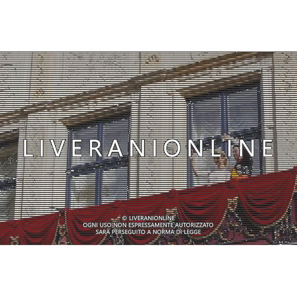 (121020) -- LUXEMBOURG, Oct. 20, 2012 () -- Luxembourg\'s Hereditary Grand Duke Guillaume and his wife Princess Stephanie wave on the balcony of the Grand-Ducal Palace after their religious wedding in Luxembourg Oct. 20, 2012. (/Zhou Lei) ©photoshot/Agenzia Aldo Liverani Sas - ITALY ONLY - Matrimonio religioso tra il Granduca erede al trono di Lussemburgo Guillaume e la contessa Belga Stephanie de Lannoy nella Cattedrale di Nostra Signora di Lussemburgo 20 ottobre 2012.