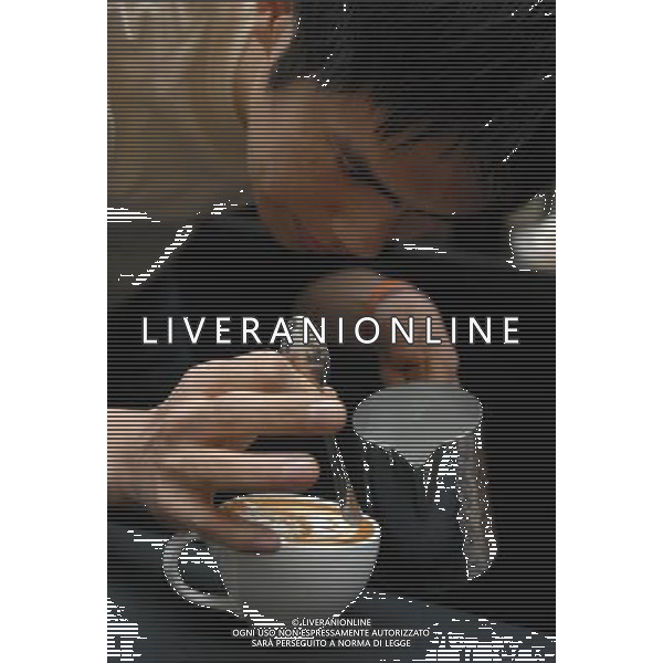 (121021) -- VANCOUVER, Oct. 21, 2012 () -- Barista Shin Koyama of Japan competes at the 4th Vancouver International Latte Art Competition in Vancouver, Canada, on Oct, 20, 2012. Baristas from around the world compete in free pour and etching categories for highest cash prize awarded to the winning Barista than any other latte art competition worldwide. (/Sergei Bachlakov) ©photoshot/AGENZIA ALDO LIVERANI SAS - ITALY ONLY - Baristi di tutto il mondo si esibiscono al 4 ¡ Concorso Internazionale dell\'Arte del Latte a Vancouver, in Canada, 20 ottobre 2012.