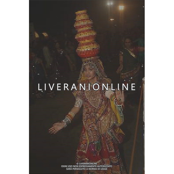 (121021) -- AHMEDABAD, Oct. 21, 2012 () -- A girl dances with pots on her head to celebrate the Navratri festival in Kanavati Club in Ahmedabad, capital of the west Indian state of Gujarat, Oct. 20, 2012. Navratri, which literally means nine nights, is a festival of worship, dance and music celebrated during a period of nine nights almost throughout India. (/Li Yigang) ©PHOTOSHOT/AGENZIA ALDO LIVERANI SAS - ITALY ONLY - La gente balla per celebrare la festa Navratri in Kanavati Club a Ahmedabad, capitale dello stato occidentale indiano del Gujarat, 20 ottobre 2012.
