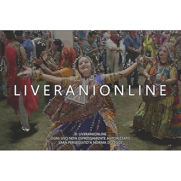 (121021) -- AHMEDABAD, Oct. 21, 2012 () -- People dance to celebrate the Navratri festival in Kanavati Club in Ahmedabad, capital of the west Indian state of Gujarat, Oct. 20, 2012. Navratri, which literally means nine nights, is a festival of worship, dance and music celebrated during a period of nine nights almost throughout India. (/Li Yigang) ©PHOTOSHOT/AGENZIA ALDO LIVERANI SAS - ITALY ONLY - La gente balla per celebrare la festa Navratri in Kanavati Club a Ahmedabad, capitale dello stato occidentale indiano del Gujarat, 20 ottobre 2012.