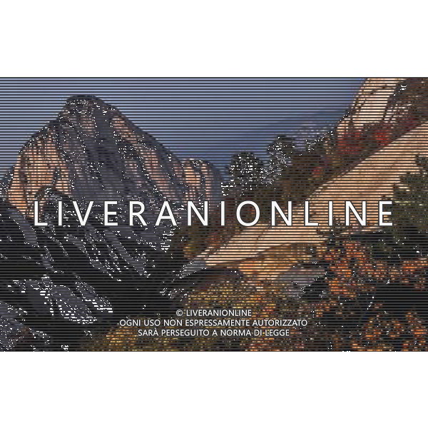 (121021) -- XI\'AN, Oct. 21, 2012 () -- Photo taken on Oct. 20, 2012 shows the scenery of Huashan Mountain in Huayin, northwest China\'s Shaanxi Province. (/Liu Xiao) (wjq) ©photoshot/AGENZIA ALDO LIVERANI SAS - ITALY ONLY - Veduta del paesaggio autunnale della montagna in Huashan Huayin, nord-ovest della Cina provincia dello Shaanxi