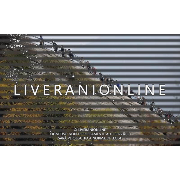 (121021) -- XI\'AN, Oct. 21, 2012 () -- People climb Huashan Mountain in Huayin, northwest China\'s Shaanxi Province, Oct. 21, 2012. (/Tao Ming) (wjq) ©photoshot/AGENZIA ALDO LIVERANI SAS - ITALY ONLY - Veduta del paesaggio autunnale della montagna in Huashan Huayin, nord-ovest della Cina provincia dello Shaanxi