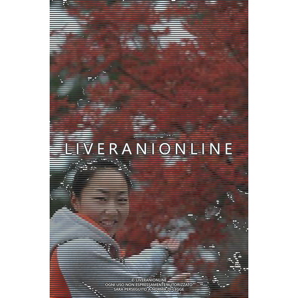 (121021) -- XI\'AN, Oct. 21, 2012 () -- A young lady takes pictures with red leaves in Huashan Mountain in Huayin, northwest China\'s Shaanxi Province, Oct. 21, 2012. (/Tao Ming) (wjq) ©photoshot/AGENZIA ALDO LIVERANI SAS - ITALY ONLY - Veduta del paesaggio autunnale della montagna in Huashan Huayin, nord-ovest della Cina provincia dello Shaanxi