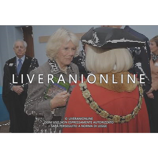 The Duchess of Cornwall during a visit to Marlborough Town Hall, with a DVD of the Prince of Wales\' last visit to the Town, speaks to Mayor Edwina Fogg. ©photoshot/AGENZIA ALDO LIVERANI SAS - ITALY ONLY - REALI INGLESI: Camilla d\'inghilterra, Duchessa di Cornovaglia nel corso di una visita al Municipio di Marlborough