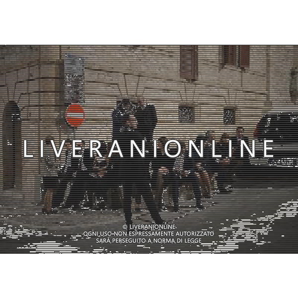 (121022) -- ASSISI(ITALY), Oct. 22, 2012 () -- Locals chat at a street corner in Assisi, a hill town in central Italy, Oct. 20, 2012 . Assisi is one of Italy\'s top sights, boasting well-preserved Middle Ages town, as well as Saint Francis of Assisi and religious buildings of the Franciscan Order. (/Wang Qingqin) (zyw) ©photoshot/AGENZIA ALDO LIVERANI SAS - ITALY ONLY - Vedute di Assisi, citta\' collinare Medioevale del centro Italia, una delle attrazioni turistiche con edifici religiosi dell\'Ordine Francescano 22/10/2012