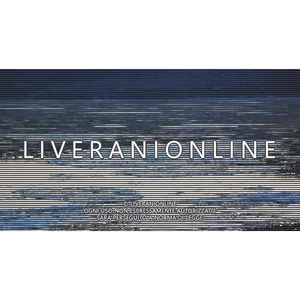 (121023) -- HEIHE(HEILONGJIANG), Oct. 23, 2012 () -- Drift ice flows on the Heilongjiang River at the section of Heihe City, northeast China\'s Heilongjiang Province, Oct. 23, 2012. Affected by the temperature drop, large amount of drift ice appeared in the river recently. (/Qiu Qilong) (ry) ©photoshot/AGENZIA ALDO LIVERANI SAS - ITALY ONLY - Lastre di ghiaccio in movimento scorre sul fiume Heilongjiang alla sezione di Heihe City, a nord est della Cina provincia di Heilongjiang, 23 ottobre 2012.