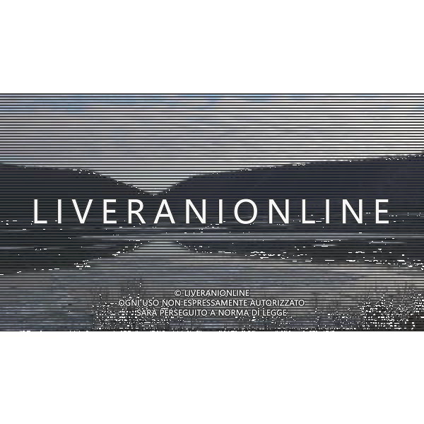 (121023) -- HEIHE(HEILONGJIANG), Oct. 23, 2012 () -- Drift ice flows on the Heilongjiang River at the section of Heihe City, northeast China\'s Heilongjiang Province, Oct. 23, 2012. Affected by the temperature drop, large amount of drift ice appeared in the river recently. (/Qiu Qilong) (ry) ©photoshot/AGENZIA ALDO LIVERANI SAS - ITALY ONLY - Lastre di ghiaccio in movimento scorre sul fiume Heilongjiang alla sezione di Heihe City, a nord est della Cina provincia di Heilongjiang, 23 ottobre 2012.