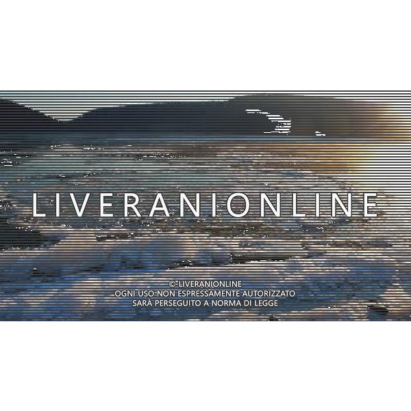 (121023) -- HEIHE(HEILONGJIANG), Oct. 23, 2012 () -- Drift ice flows on the Heilongjiang River at the section of Heihe City, northeast China\'s Heilongjiang Province, Oct. 23, 2012. Affected by the temperature drop, large amount of drift ice appeared in the river recently. (/Qiu Qilong) (ry) ©photoshot/AGENZIA ALDO LIVERANI SAS - ITALY ONLY - Lastre di ghiaccio in movimento scorre sul fiume Heilongjiang alla sezione di Heihe City, a nord est della Cina provincia di Heilongjiang, 23 ottobre 2012.