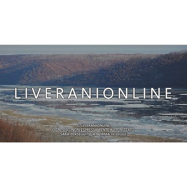 (121023) -- HEIHE(HEILONGJIANG), Oct. 23, 2012 () -- Drift ice flows on the Heilongjiang River at the section of Heihe City, northeast China\'s Heilongjiang Province, Oct. 23, 2012. Affected by the temperature drop, large amount of drift ice appeared in the river recently. (/Qiu Qilong) (ry) ©photoshot/AGENZIA ALDO LIVERANI SAS - ITALY ONLY - Lastre di ghiaccio in movimento scorre sul fiume Heilongjiang alla sezione di Heihe City, a nord est della Cina provincia di Heilongjiang, 23 ottobre 2012.