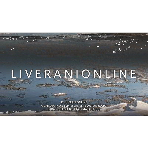 (121023) -- HEIHE(HEILONGJIANG), Oct. 23, 2012 () -- Drift ice flows on the Heilongjiang River at the section of Heihe City, northeast China\'s Heilongjiang Province, Oct. 23, 2012. Affected by the temperature drop, large amount of drift ice appeared in the river recently. (/Qiu Qilong) (ry) ©photoshot/AGENZIA ALDO LIVERANI SAS - ITALY ONLY - Lastre di ghiaccio in movimento scorre sul fiume Heilongjiang alla sezione di Heihe City, a nord est della Cina provincia di Heilongjiang, 23 ottobre 2012.
