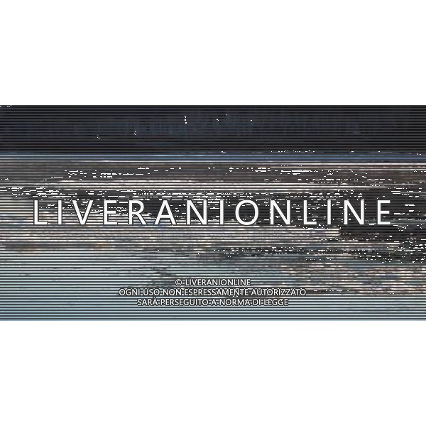 (121023) -- HEIHE(HEILONGJIANG), Oct. 23, 2012 () -- Drift ice flows on the Heilongjiang River at the section of Heihe City, northeast China\'s Heilongjiang Province, Oct. 23, 2012. Affected by the temperature drop, large amount of drift ice appeared in the river recently. (/Qiu Qilong) (ry) ©photoshot/AGENZIA ALDO LIVERANI SAS - ITALY ONLY - Lastre di ghiaccio in movimento scorre sul fiume Heilongjiang alla sezione di Heihe City, a nord est della Cina provincia di Heilongjiang, 23 ottobre 2012.