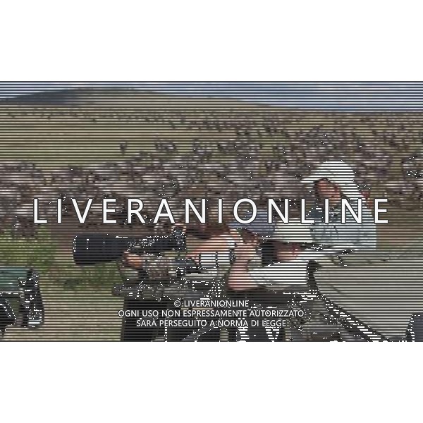 (121023) -- MASAIMARA, Oct. 23, 2012 () -- Photographers take photos of Migrating gnus running across the Mara River at Masai Mara National Reserve in Kenya, on Oct. 20, 2012. When grass withers at Serengeti National Park in north Tanzania, flocks of gnus living there start their annual migration to Masai Mara National Reserve in Kenya. (/Jiang Lin) (jl) ©photoshot/AGENZIA ALDO LIVERANI SAS - ITALY ONLY - Migrazione annuale di mandrie di gnu attraversano il fiume Mara al Masai Mara National Reserve in Kenya, il 20 ottobre 2012.