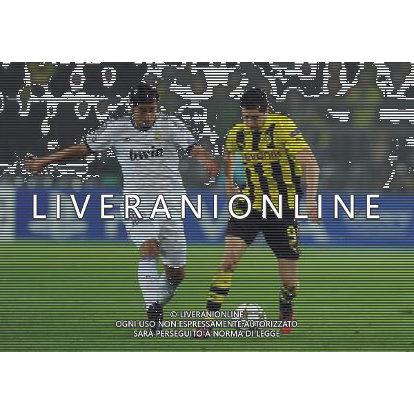 firo : FuÃŸball,Fussball, Champions League 24.10.2012 Saison 2012/2013 BVB Borussia Dortmund - Real Madrid CF 2:1 Zweikampf Duell, Real Madrid Sami Khedira, BVB Robert Lewandowski $worldrights Es gelten unsere AGB, einsehbar auf www.firosportphoto.de copyright by firo sportphoto: Coesfelder StraÃŸe 107Â  48249 DÃ¼lmen (Duelmen) www.firosportphoto.de mail@firosportphoto.de (V o l k s b a n k B o c h u m - W i t t e n ) BLZ.: 430 601 29 Kt. Nr.: 341 117 100 Tel:Â  02594 - 9916004 Fax:Â  02594 - 9916005 AG ALDO LIVERANI S A S ONLY ITALY