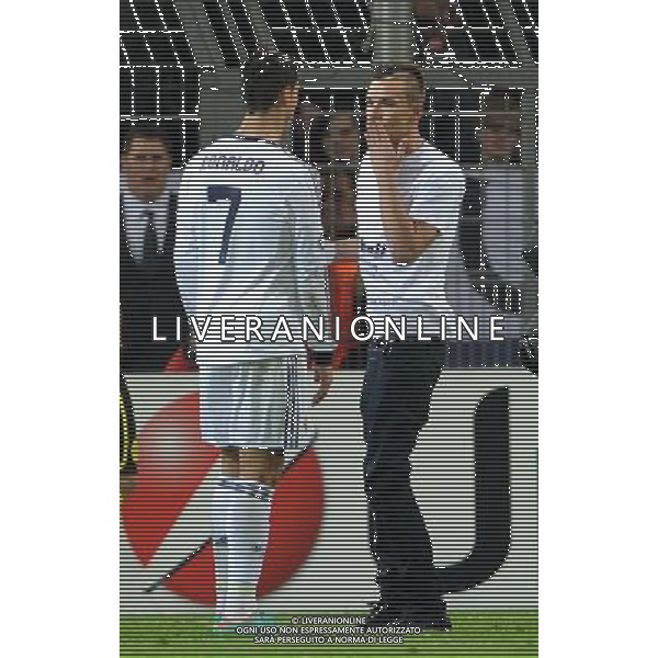 firo : FuÃŸball,Fussball, Champions League 24.10.2012 Saison 2012/2013 BVB Borussia Dortmund - Real Madrid CF 2:1 flitzer, Gestik, Geste, kuss, Real Madrid Cristiano Ronaldo $worldrights Es gelten unsere AGB, einsehbar auf www.firosportphoto.de copyright by firo sportphoto: Coesfelder StraÃŸe 107Â  48249 DÃ¼lmen (Duelmen) www.firosportphoto.de mail@firosportphoto.de (V o l k s b a n k B o c h u m - W i t t e n ) BLZ.: 430 601 29 Kt. Nr.: 341 117 100 Tel:Â  02594 - 9916004 Fax:Â  02594 - 9916005 AG ALDO LIVERANI S A S ONLY ITALY