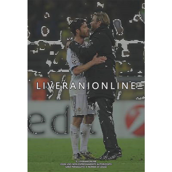 firo : Fu§ball,Fussball : 24.10.2012 CL, Champions League UEFA, Saison 2012/2013 BVB, Borussia Dortmund - Real Madrid 2:1 Trainer JŸrgen KLOPP, BVB Umarmung nach Abpfiff mit XABI ALONSO $worldrightsEs gelten unsere AGB, einsehbar auf www.firosportphoto.de, copyright by firo sportphoto: Coesfelder Str. 207 D-48249 DŸlmen www.firosportphoto.de mail@firosportphoto.de (V o l k s b a n k B o c h u m - W i t t e n ) BLZ.: 430 601 29 Kt. Nr.: 341 117 100 Tel:Ê +49-2594-9916004 Fax:Ê+49-2594-9916005 AG ALDO LIVERANI S A S ONLY ITALY
