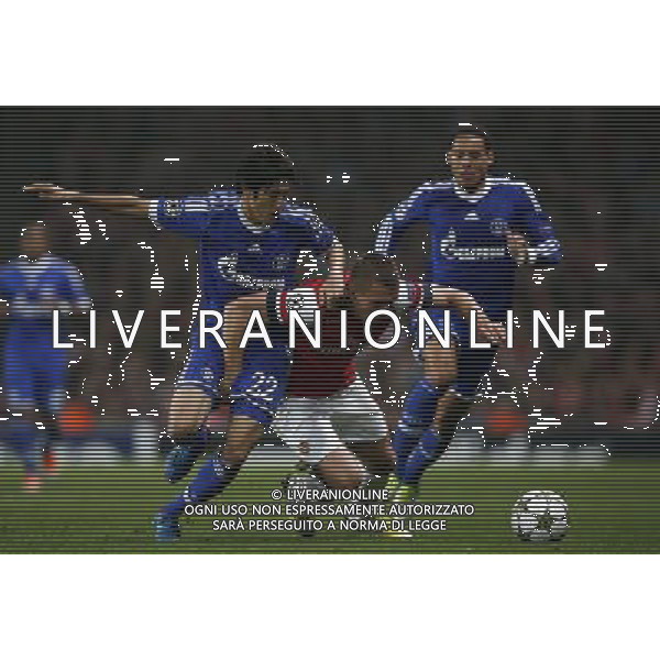 (121025) -- LONDON, Oct. 25, 2012() -- Lukas Podolski (C) of Arsenal vies with Atsuto Uchida (L) of Schalke 04 during the UEFA Champions League Group B match between Arsenal and FC Schalke 04 at the Emirates Stadium in London, Britain on October 24, 2012. FC Schalke 04 won 2-0. (/Wang Lili) AG ALDO LIVERANI S A S ONLY ITALY