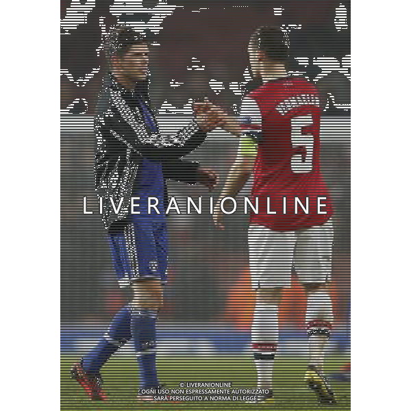(121025) -- LONDON, Oct. 25, 2012() -- Klaas-Jan Huntelaar(L) of Schalke 04 greets Thomas Vermaelen of Arsenal after the UEFA Champions League Group B match between Arsenal and FC Schalke 04 at the Emirates Stadium in London, Britain on October 24, 2012. FC Schalke 04 won 2-0. (/Wang Lili) AG ALDO LIVERANI S A S ONLY ITALY