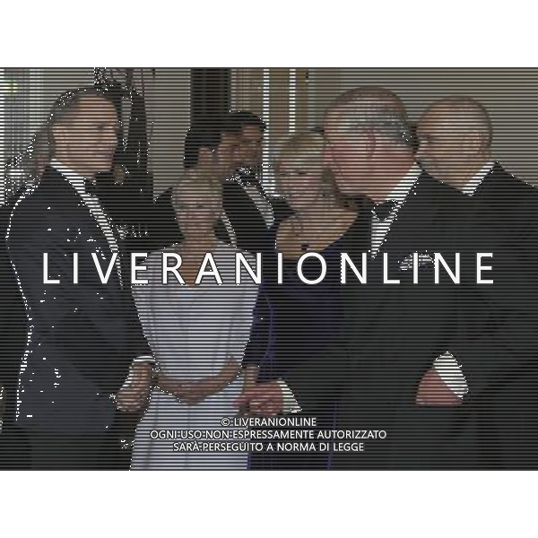 Britain\'s Prince of Wales, right, and The Duchess of Cornwall, second right, meet James Bond actor Daniel Craig, left, and Dame Judi Dench, second left, as they arrive to attend the world premiere of the James Bond film, \'Skyfall\', at the Royal Albert Hall, in London Tuesday, Oct. 23, 2012. (AP Photo/Kirsty Wigglesworth, Pool) ©photoshot/AGENZIA ALDO LIVERANI SAS - ITALY ONLY - REALI INGLESI: Il principe Carlo d\'inghilterra e la moglie Camilla alla prima mondiale del film di James Bond, \'Skyfall\', alla Royal Albert Hall di Londra Marted“ 23 Ottobre 2012.