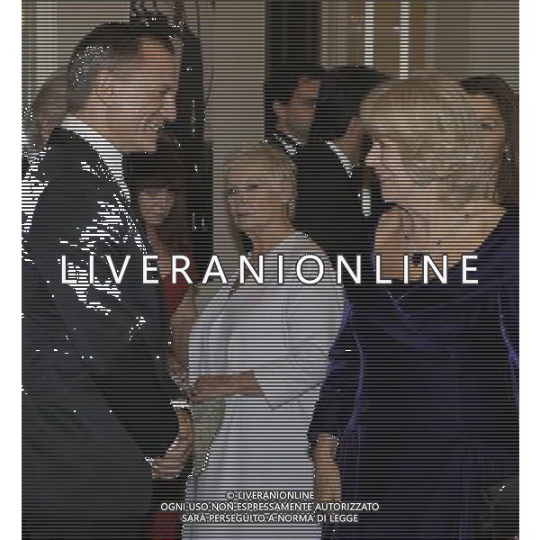 Britain\'s Duchess of Cornwall, right, talks with James Bond actor Daniel Craig, left, and Dame Judi Dench, centre, as she arrives to attend the world premiere of the James Bond film, \'Skyfall\', at the Royal Albert Hall, in London Tuesday, Oct. 23, 2012. (AP Photo/Kirsty Wigglesworth, Pool) ©photoshot/AGENZIA ALDO LIVERANI SAS - ITALY ONLY - REALI INGLESI: Il principe Carlo d\'inghilterra e la moglie Camilla alla prima mondiale del film di James Bond, \'Skyfall\', alla Royal Albert Hall di Londra Marted“ 23 Ottobre 2012.