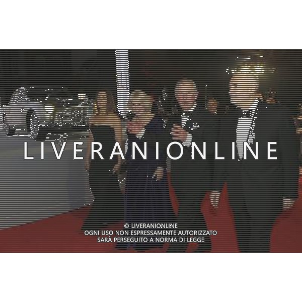 Britain\'s Prince of Wales, second right, and The Duchess of Cornwall, second left, are escorted by the film producers Michael G. Wilson, right, and Barbara Broccoli, left, as they arrive to attend the world premiere of the James Bond film, \'Skyfall\', at the Royal Albert Hall, in London Tuesday, Oct. 23, 2012. (AP Photo/Kirsty Wigglesworth, Pool) ©photoshot/AGENZIA ALDO LIVERANI SAS - ITALY ONLY - REALI INGLESI: Il principe Carlo d\'inghilterra e la moglie Camilla alla prima mondiale del film di James Bond, \'Skyfall\', alla Royal Albert Hall di Londra Marted“ 23 Ottobre 2012.