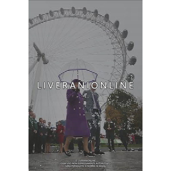 LONDON, ENGLAND - OCTOBER 25: Queen Elizabeth II walks near the London Eye ferris wheel as she attends the opening of the recently re-built Jubilee Gardens on October 25, 2012 in London, England. The recent transformation of the Jubilee Gardens was completed 35 years after they were first created in 1977 to celebrate The Queen\'s Silver Jubilee. ©photoshot/AGENZIA ALDO LIVERANI SAS - ITALY ONLY - REALI INGLESI: La Regina Elisabetta II all\'apertura del Jubilee Gardens recentemente ristrutturato il 25 ottobre 2012 a Londra, Inghilterra.