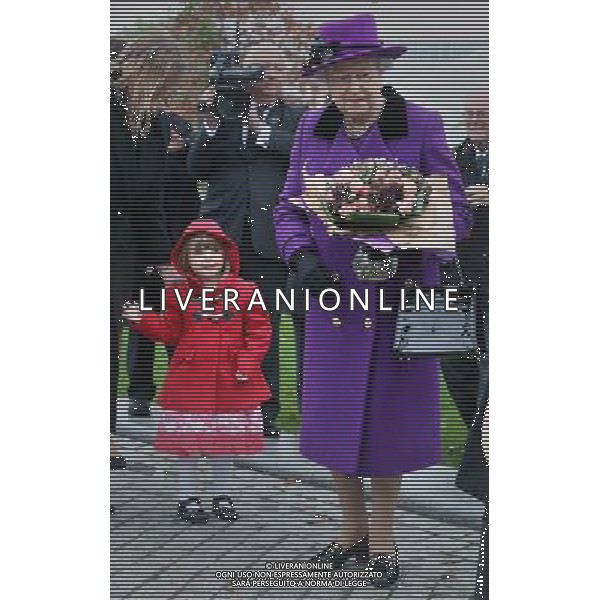 LONDON, ENGLAND - OCTOBER 25: Bethany Wiles aged three looks up at Queen Elizabeth II at the opening of the recently re-built Jubilee Gardens on October 25, 2012 in London, England. The recent transformation of the Jubilee Gardens was completed 35 years after they were first created in 1977 to celebrate The Queen\'s Silver Jubilee. ©photoshot/AGENZIA ALDO LIVERANI SAS - ITALY ONLY - REALI INGLESI: La Regina Elisabetta II all\'apertura del Jubilee Gardens recentemente ristrutturato il 25 ottobre 2012 a Londra, Inghilterra.
