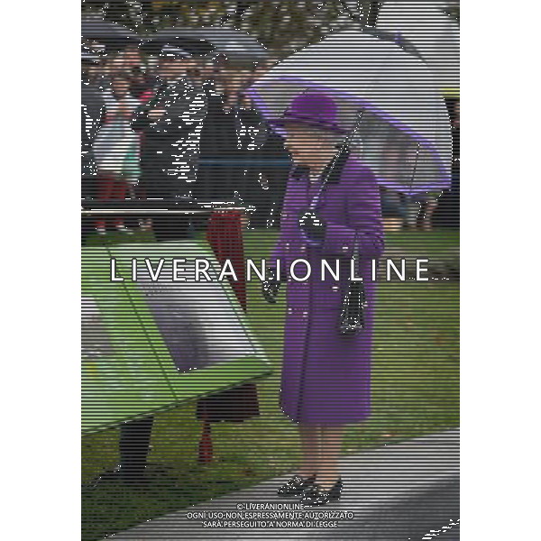 LONDON, ENGLAND - OCTOBER 25: Queen Elizabeth II looks a commemorative plaque in the recently re-built Jubilee Gardens on October 25, 2012 in London, England. The recent transformation of the Jubilee Gardens was completed 35 years after they were first created in 1977 to celebrate The Queen\'s Silver Jubilee. ©photoshot/AGENZIA ALDO LIVERANI SAS - ITALY ONLY - REALI INGLESI: La Regina Elisabetta II all\'apertura del Jubilee Gardens recentemente ristrutturato il 25 ottobre 2012 a Londra, Inghilterra.