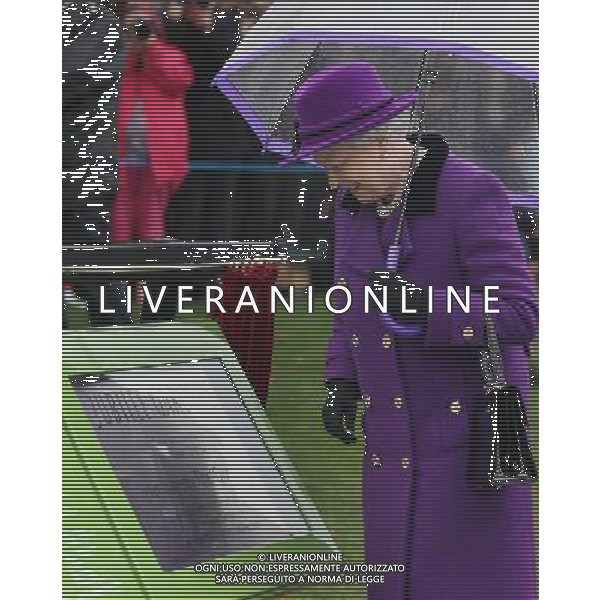 LONDON, ENGLAND - OCTOBER 25: Queen Elizabeth II looks a commemorative plaque in the recently re-built Jubilee Gardens on October 25, 2012 in London, England. The recent transformation of the Jubilee Gardens was completed 35 years after they were first created in 1977 to celebrate The Queen\'s Silver Jubilee. ©photoshot/AGENZIA ALDO LIVERANI SAS - ITALY ONLY - REALI INGLESI: La Regina Elisabetta II all\'apertura del Jubilee Gardens recentemente ristrutturato il 25 ottobre 2012 a Londra, Inghilterra.