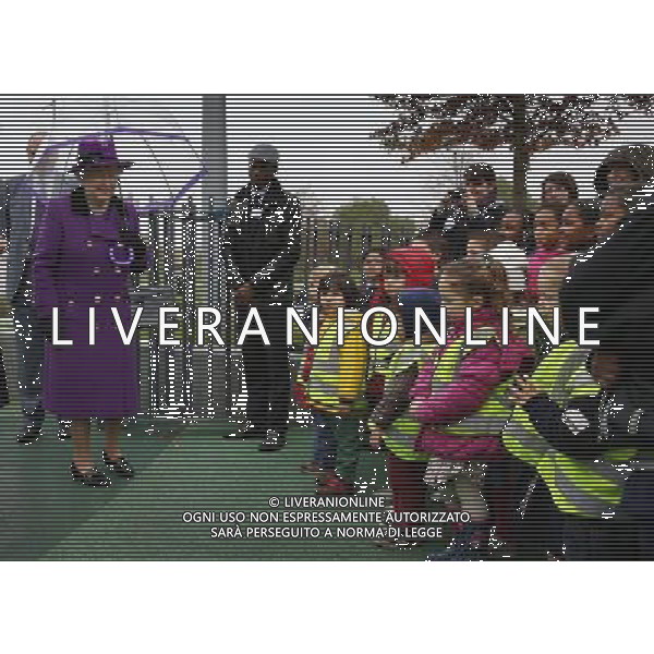 LONDON, ENGLAND - OCTOBER 25: Queen Elizabeth II looks at school children in a playground as she attends the opening of the recently re-built Jubilee Gardens on October 25, 2012 in London, England. The recent transformation of the Jubilee Gardens was completed 35 years after they were first created in 1977 to celebrate The Queen\'s Silver Jubilee. ©photoshot/AGENZIA ALDO LIVERANI SAS - ITALY ONLY - REALI INGLESI: La Regina Elisabetta II all\'apertura del Jubilee Gardens recentemente ristrutturato il 25 ottobre 2012 a Londra, Inghilterra.