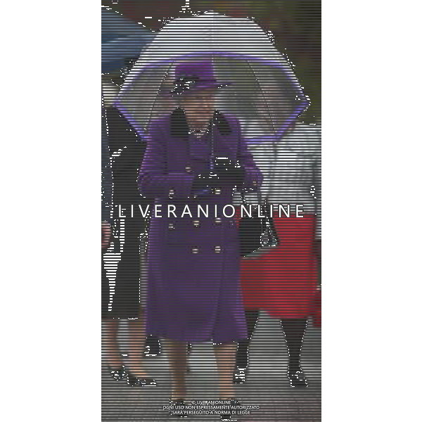 LONDON, ENGLAND - OCTOBER 25: Queen Elizabeth II attends the opening of the recently re-built Jubilee Gardens on October 25, 2012 in London, England. The recent transformation of the Jubilee Gardens was completed 35 years after they were first created in 1977 to celebrate The Queen\'s Silver Jubilee. ©photoshot/AGENZIA ALDO LIVERANI SAS - ITALY ONLY - REALI INGLESI: La Regina Elisabetta II all\'apertura del Jubilee Gardens recentemente ristrutturato il 25 ottobre 2012 a Londra, Inghilterra.