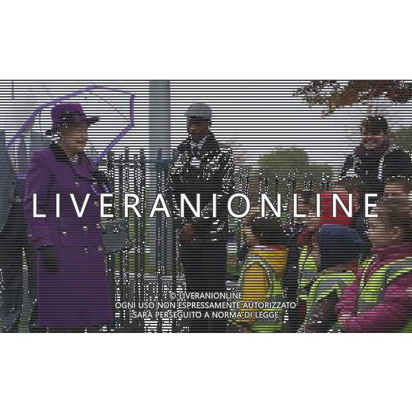 LONDON, ENGLAND - OCTOBER 25: Queen Elizabeth II looks at school children in a playground as she attends the opening of the recently re-built Jubilee Gardens on October 25, 2012 in London, England. The recent transformation of the Jubilee Gardens was completed 35 years after they were first created in 1977 to celebrate The Queen\'s Silver Jubilee. ©photoshot/AGENZIA ALDO LIVERANI SAS - ITALY ONLY - REALI INGLESI: La Regina Elisabetta II all\'apertura del Jubilee Gardens recentemente ristrutturato il 25 ottobre 2012 a Londra, Inghilterra.