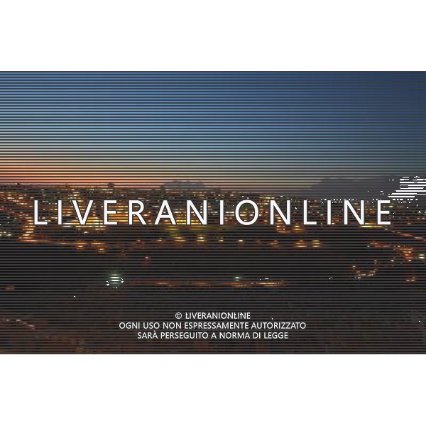 (121025) -- JERUSALEM, Oct. 25, 2012 () -- Photo taken on Oct. 25, 2012 shows the Old City of Jerusalem after sunset, ahead of the Eid al-Adha festival. (/Yin Dongxun) ©photoshot/Agenzia Aldo Liverani Sas - ITALY ONLY - La Citta\' Vecchia di Gerusalemme illuminata dopo il tramonto